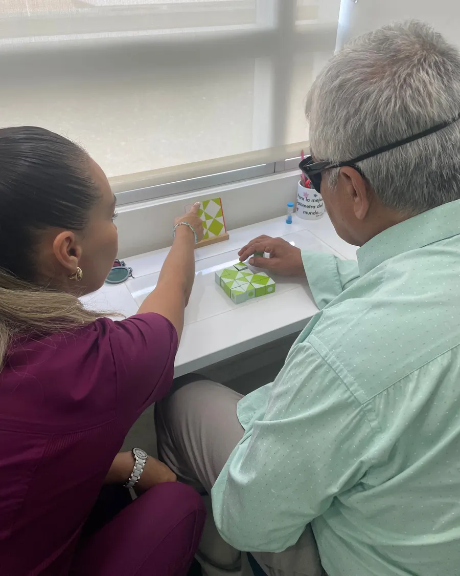 La Dra. Yeimmy Barragan guiando a un paciente adulto en un ejercicio de percepción visual