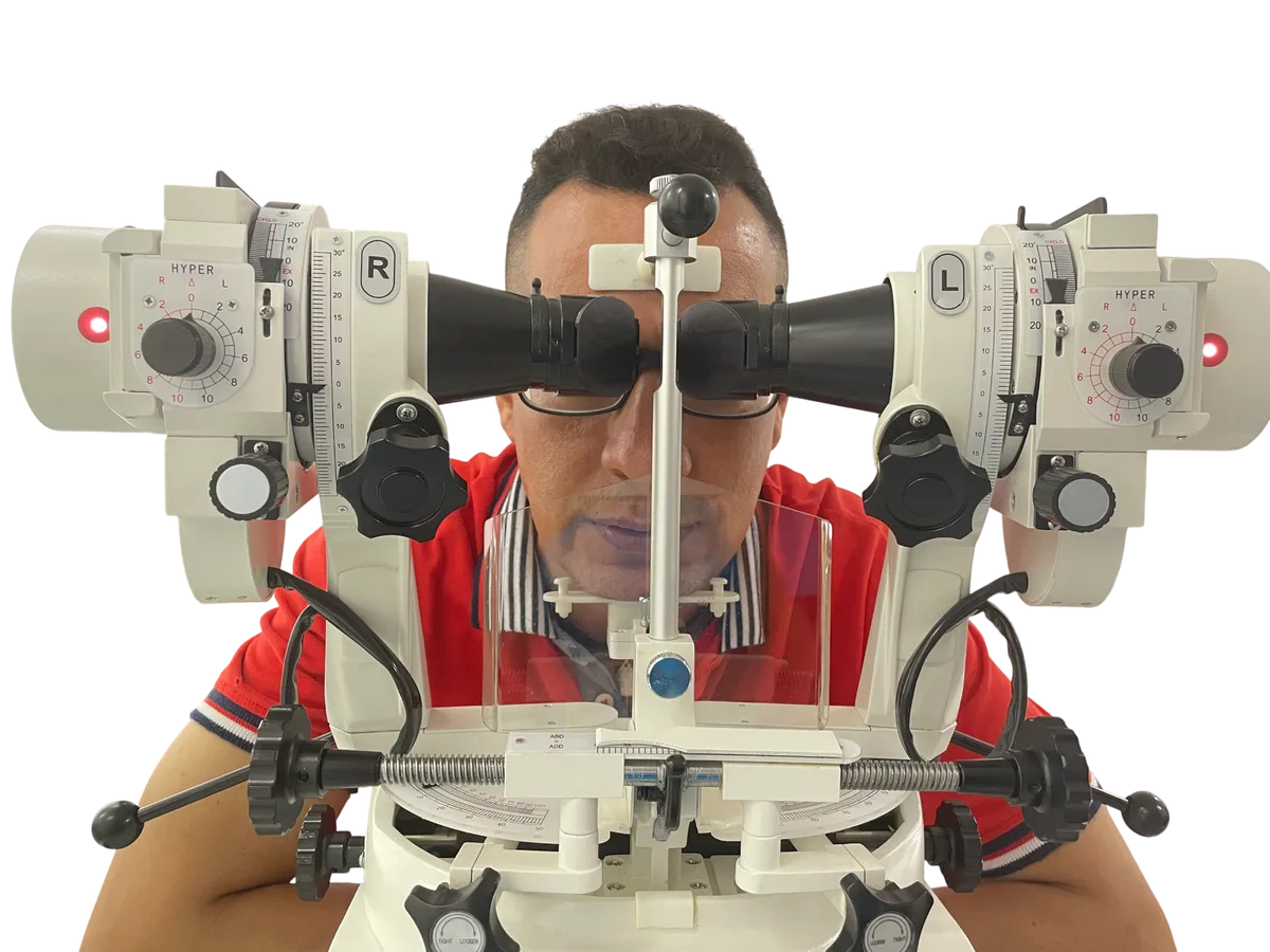 Paciente en el sinoptóforo, el equipo con el que se mide y se entrena la visión binocular